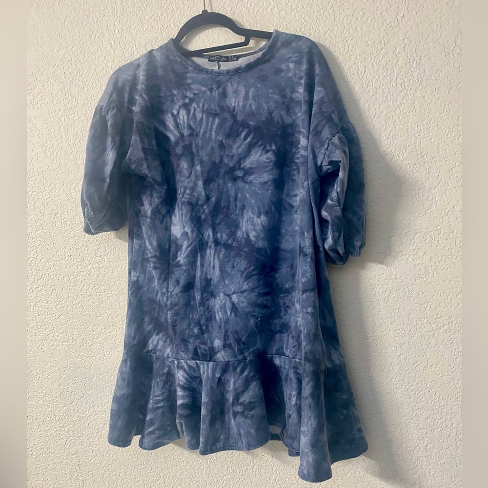 Nasty Gal Blue tie-dye elbow length sleeve with a tiered ruffled hemline size 6